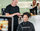 Sebastian Professional – Bild – Friseur stylt Haare des Models, im Hintergrund mixt ein Barkeeper einen Cocktail